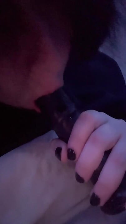 Suger min dildo och får den fin och våt