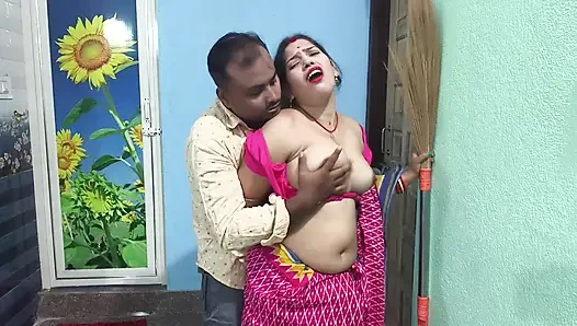 Köylü desi evli kadın hintli kadınla sert seks yapıyor. Kocası evde değilken