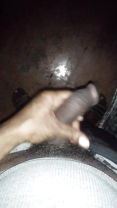 Pulă mare și neagră mare și cărnoasă se masturbează