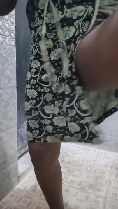 Urine closeup & Ass show | Clip 1