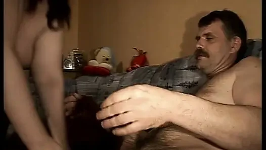 Şişman Alman fahişe yarak emiyor ve parmaklama eyleminin tadını çıkarıyor