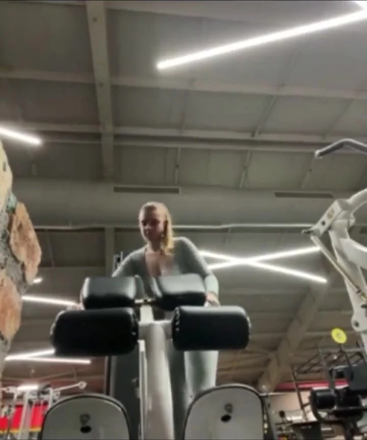 Spor salonunda çılgın sikişiyor