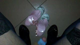 Большая сперма на бывших розовых каблуках