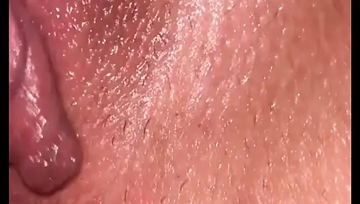 Super geile MILF mit tropfende muschi masturbiert zu einem squirting-orgasmus