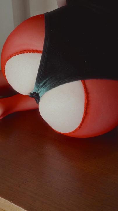 Fisting analny w czerwonych rajstopach