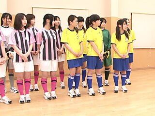 Секс женской футбольной команды в Японии с пожилыми мужчинами, минет, волосатая киска, тинка-18, трах с дилдо, секс в любительском видео