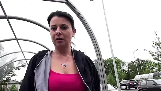 Çekici büyük götlü orta yaşlı seksi kadın arabada sikiliyor