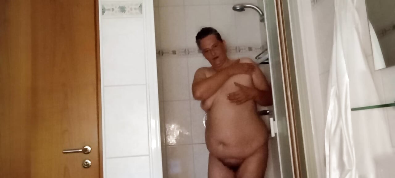 Cewek semok ini lagi asik muasin memekku pakai sabun di kamar mandi