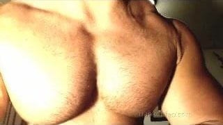 Fusto muscoloso americano in web cam