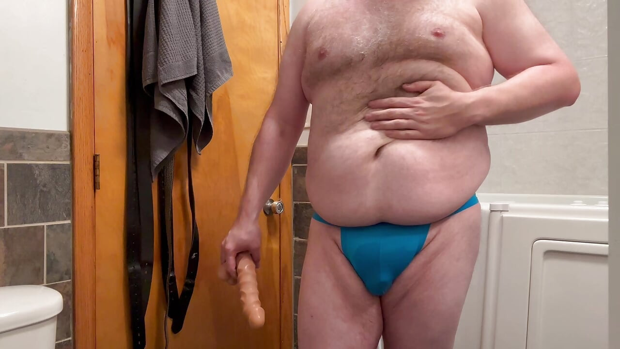 Dolofană cu burta mare ejaculează prin Jockstrap în timp ce folosește un vibrator