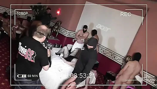 Ashley Cumstar ve Laurali ile grup seks - sahne arkası: Uschi Haller böyle çalışıyor - bölüm 1