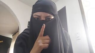 Niqab 포르노 히잡 XXX를 입고 웹캠에서 오르가즘을 느끼며 보지를 자위하는 아랍 밀프