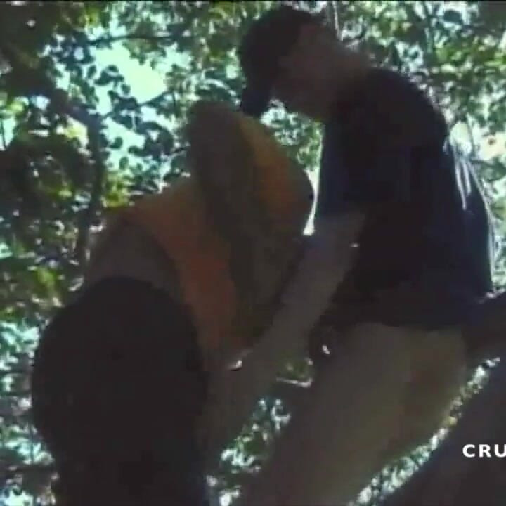 Culo latino bordeado por un striaght curioso en madera