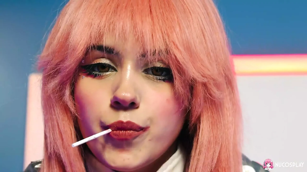 Rihanna Black是一个淫荡的动漫女孩，她因为吮吸棒棒糖而变得饥渴