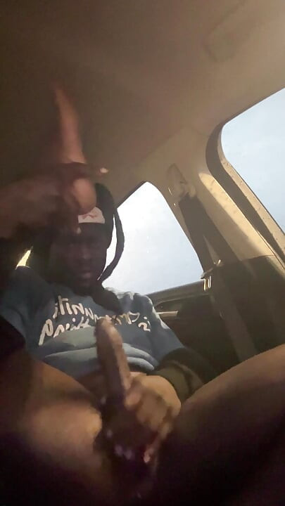 Tendo uma sessão de masturbação divertida no carro ao ar livre porque eu entediada com smokin