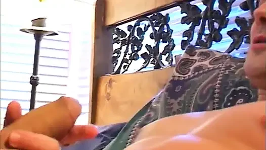 Zierlicher brünetter teenager bekommt eine gesichtsbesamung, nachdem sie einen schwanz im bett gelutscht hat