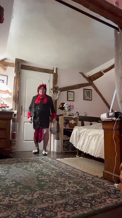 저녁 외출을 위해 끈으로 묶인 드레스를 입고