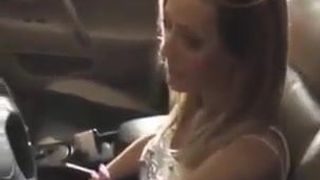 Сексуальная курильщица в машине