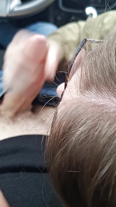 Жирна німецька повія робить мінет у громадській машині і ковтає сперму