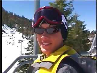 Taylor Rain dostaje dped w kabinie podczas wyczynu na snowboardzie. Burke, Matt Bixe