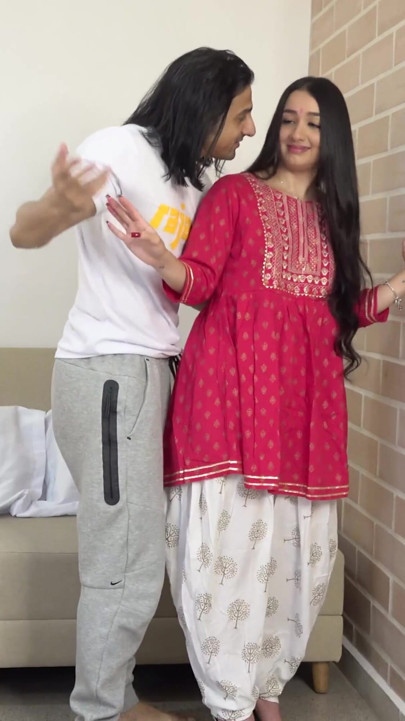 Gran culo de una linda Bhabhi Desi que le lame el culo a su Devar y se lo folla | Clip 1