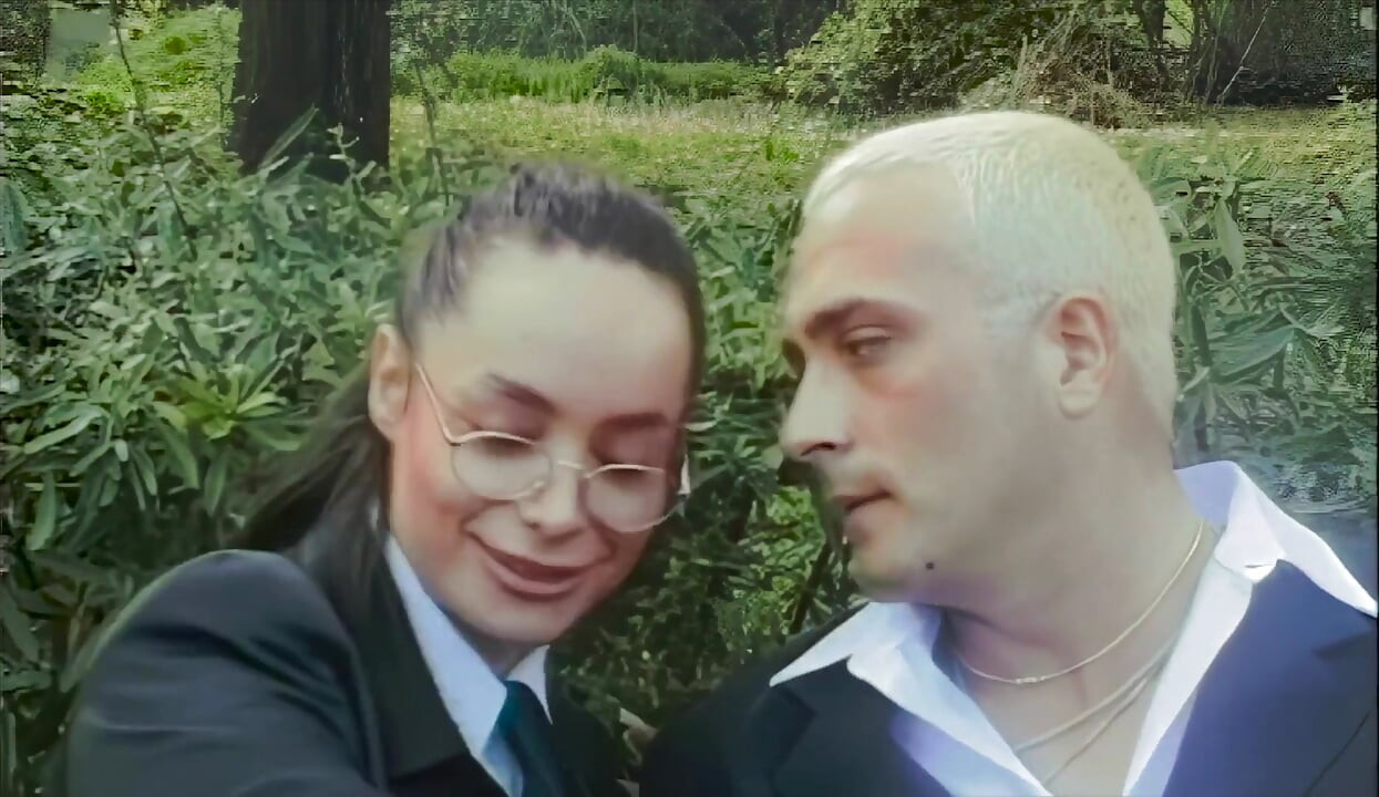 Fata cu ochelari este futută în pizda ei păroasă și fundul zdrobit
