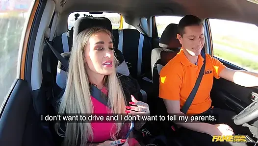 Sahte sürücü üniversitesi - Daisy Lee sakso derslerinin sürüşten daha eğlenceli olduğunu kanıtlıyor