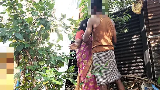 Tante lagi nyari sesuatu di taman dan aku ngentot sama dia