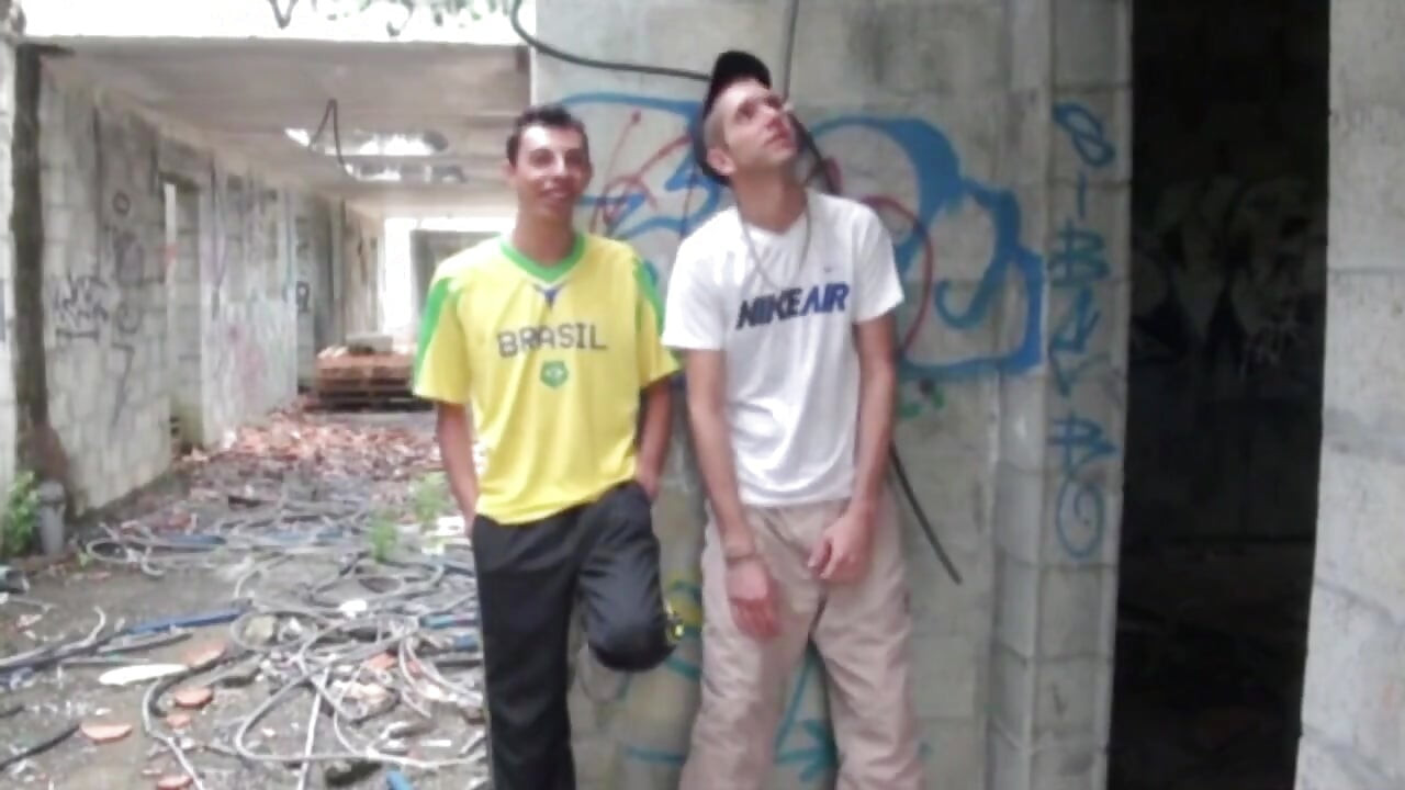 屋外で若いサッカー選手に犯されたSLT