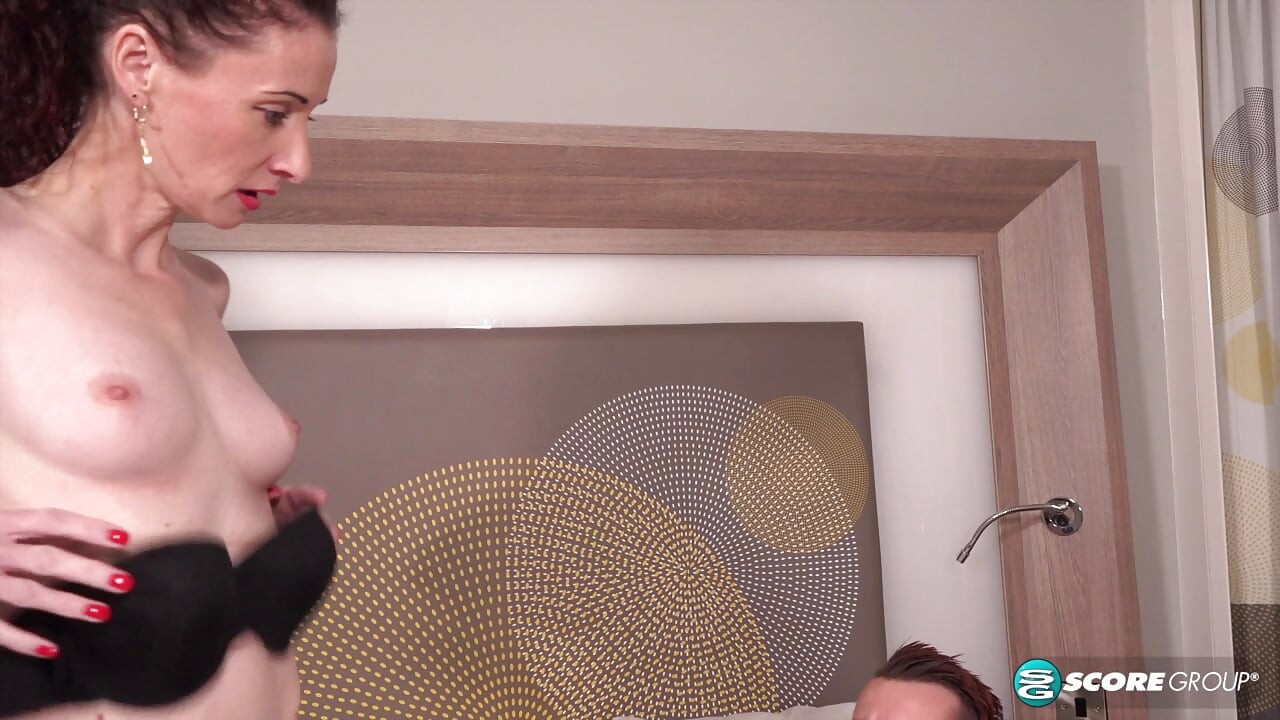 Scarlet scopa il suo figliastro