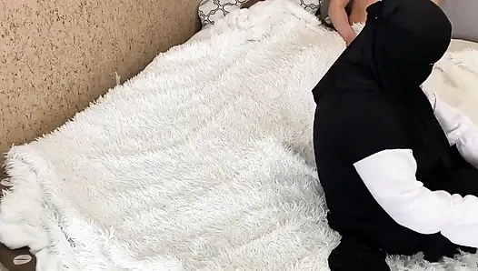 Arap orta yaşlı seksi kadının taytına boşalma