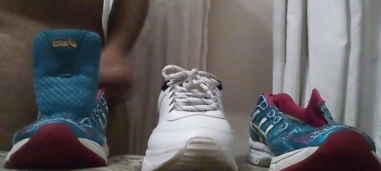 Jebanje u tenisici i svršavanje na Azijke