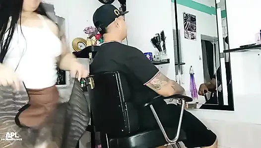 Ich wollte meine Haare beweglich machen, und die sehr geile Person rieb nur ihre großen Brüste an meinem Gesicht
