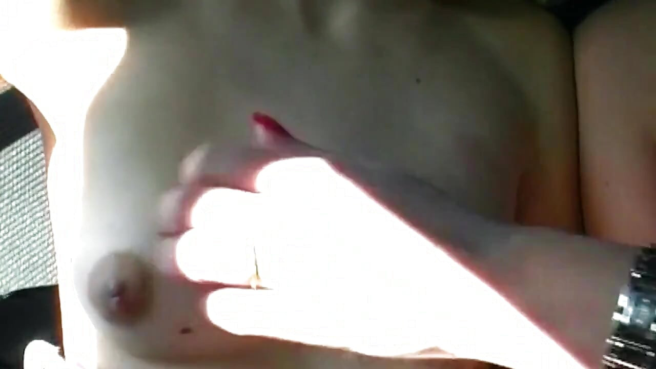 Loira amadora dedando xoxotas molhadas no carro e na cama