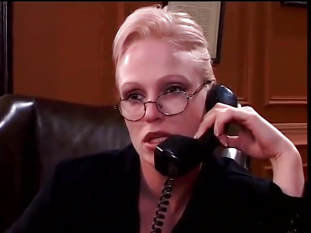 Κύρια μελαχρινή πουτάνα που επιπλήττει