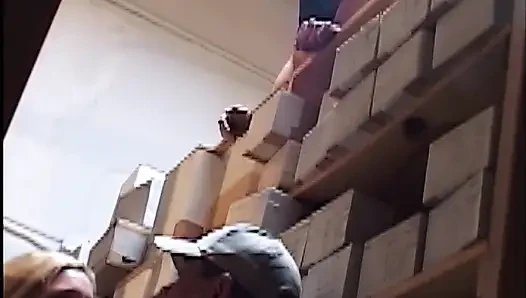 Cewek sange ini dientot habis-habisan sama banyak sampai dicrot