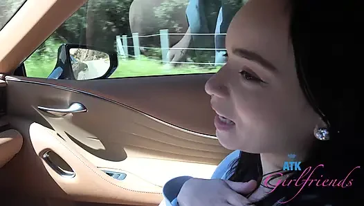 Selena ile plaj günü eğlencesi: yalınayak kum ve kabuklar, sonra yol kenarında ıslak sakso!