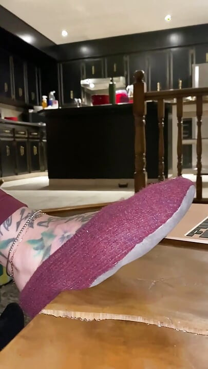 La increíble madrastra Gwen Humours tu extraño fetiche de pies cachondos: juego de zapatillas sudorosa caliente