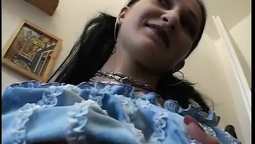 Симпатичную девушку просят показать свое тело, и она подчиняется