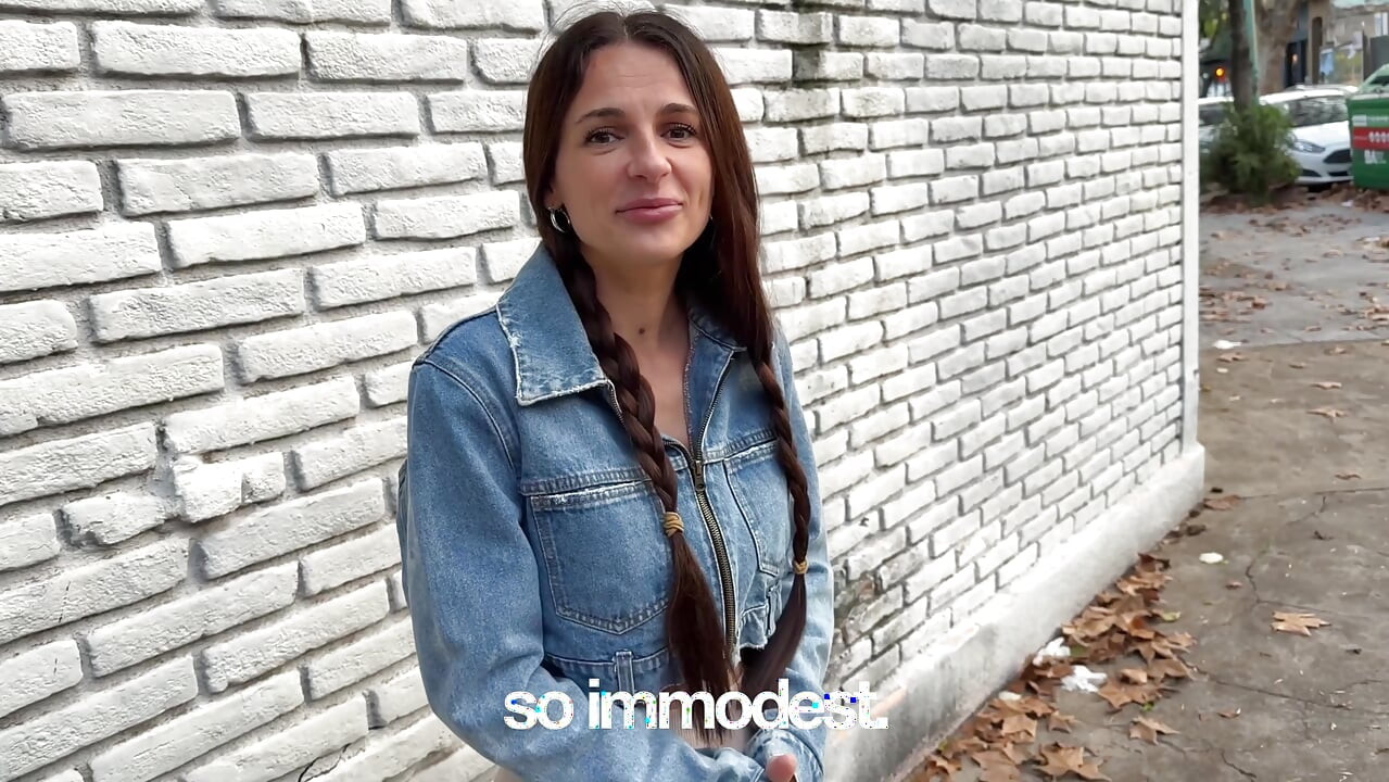 Le ofreció a la belleza un trato, pero ella no podía rechazar y extendió las piernas
