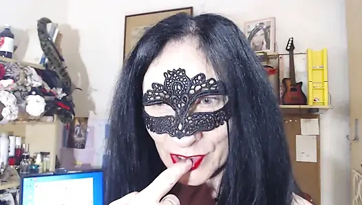 Ты писаешь в таз, а потом моешь ноги с мочой