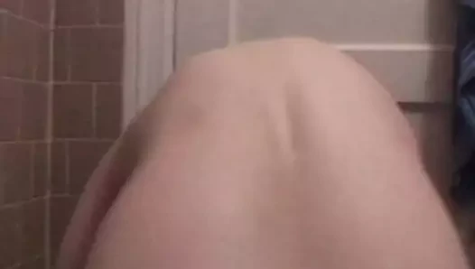Kadın kılıklı çocuk dildoyla tekrar amcığını sikiyor