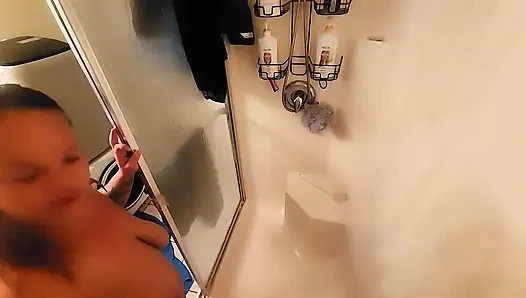 İri güzel kadın Riley Logan ile büyük memeli sabunlu duş