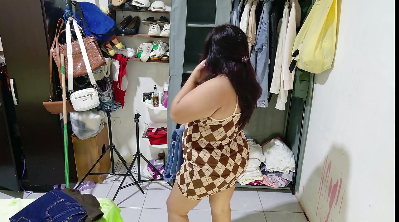 Evimi temizlemesi için tuttuğum kızın ne yaptığını görmek için odama bir kamera koydum.