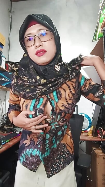 Peituda hijab ts se masturba até ela gozar