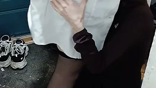 Orta yaşlı seksi lezbiyen doktor bir hastanın ağzına boşalıyor