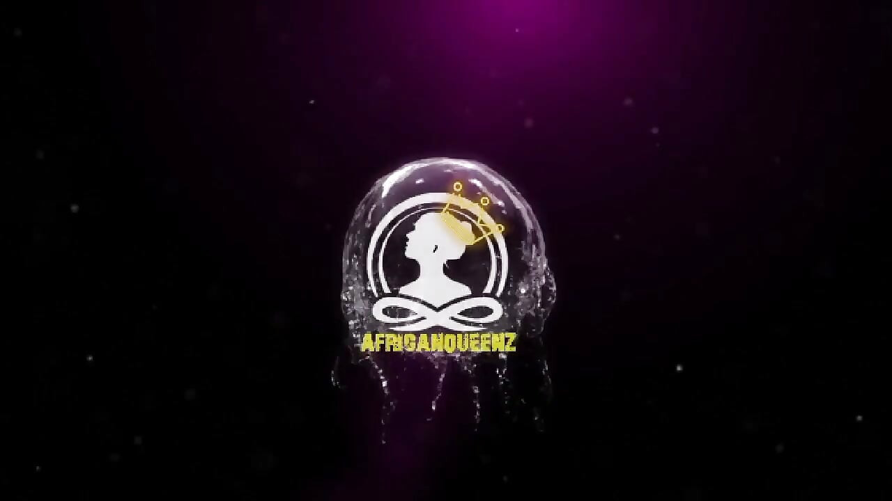 Güzel Albino beyaz amcığını büyük bir yarakla gerdiriyor