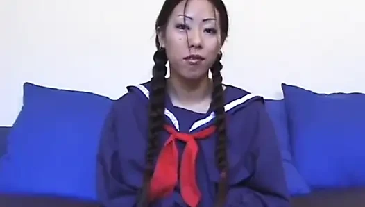 Asyalı genç kız üniversite üniforması içinde büyük yarak emiyor... ağzına boşalma