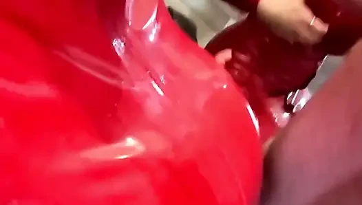 Cewek ini nyepong kontol buru-buru dan dicrot sperma dengan kostum lateks!