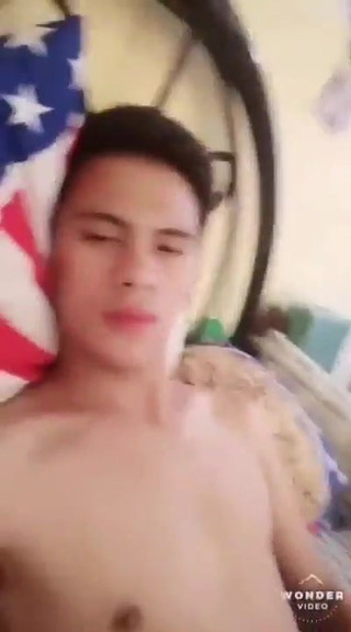 Thai-Twink Jo auf dem Bett vor der Kamera (2'20 '')